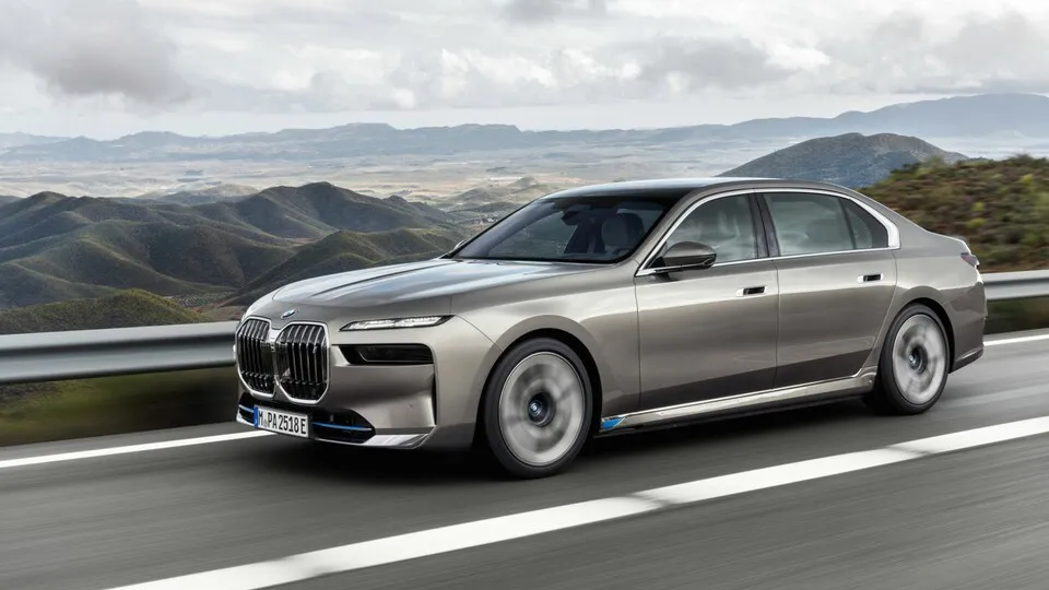 BMW spielt beim i7 optional und aus der Ferne die Features „Max Range“ sowie „Multi Contract Plug & Charge“ auf.