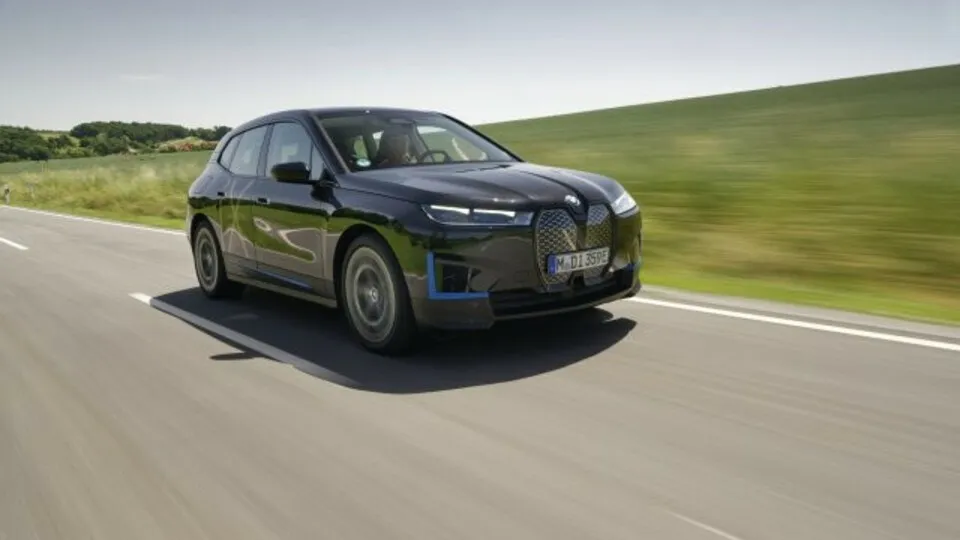 In Sachen Elektromobilität ist BMW laut einer aktuellen Auswertung Tesla auf den Fersen - allerdings mit Abstand.