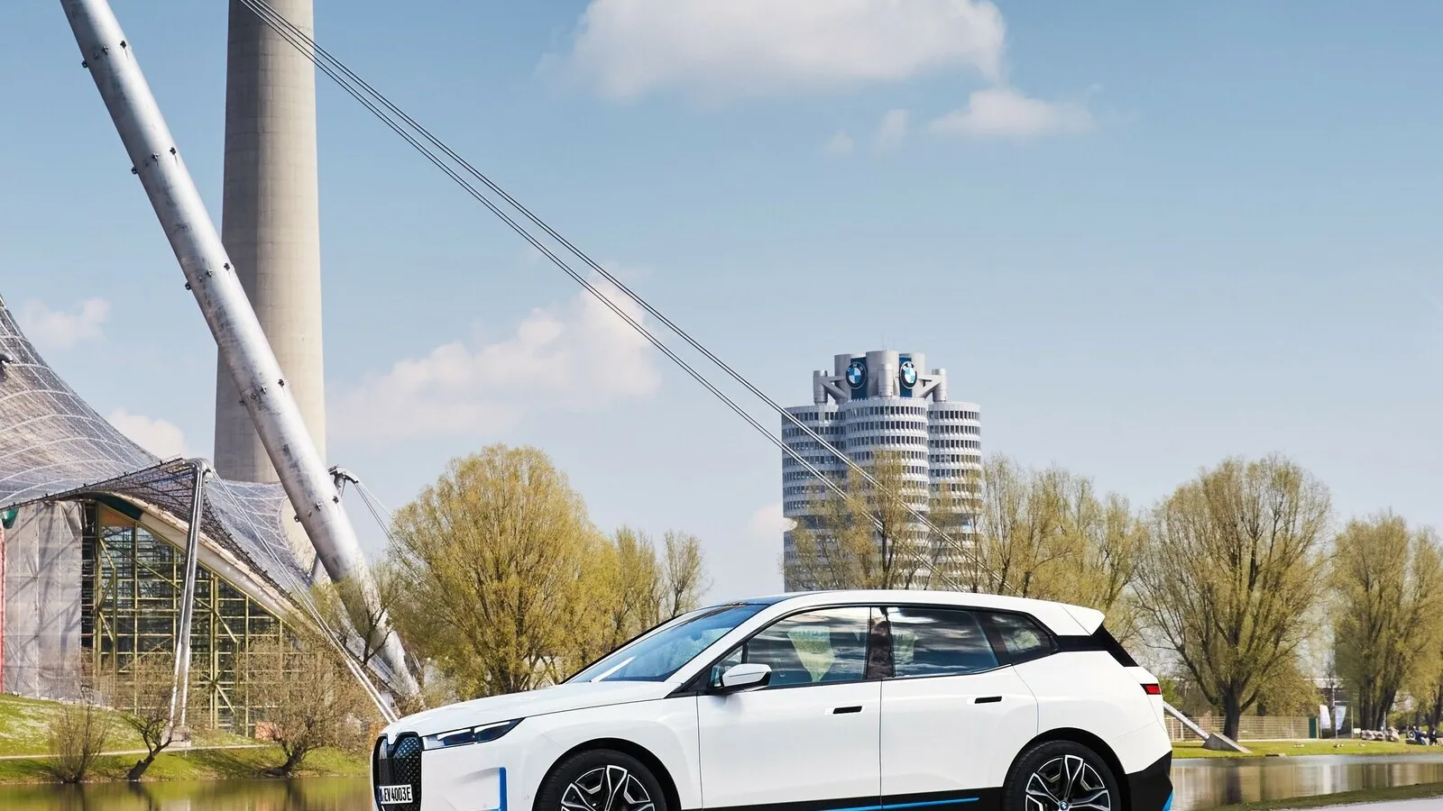 Bei BMW zählt das Elektro-SUV iX zu den Messe-Highlights.