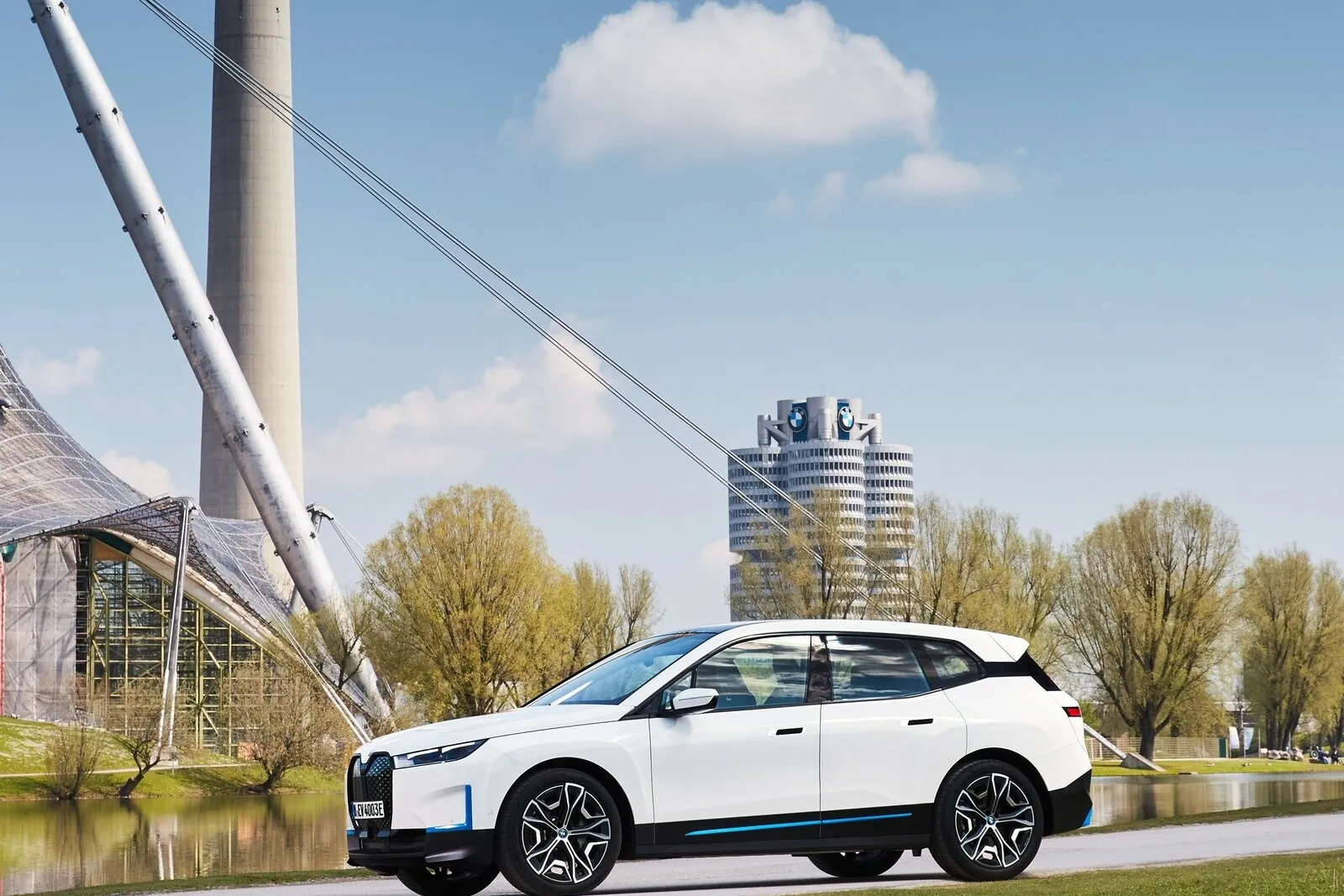 Bei BMW zählt das Elektro-SUV iX zu den Messe-Highlights.