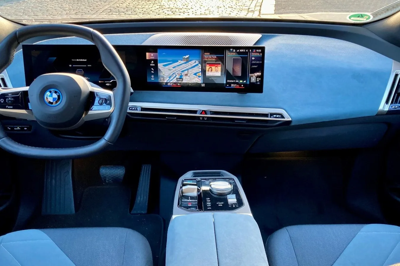 Immer Serie im BMW iX: 12,3-Zoll-Digitalinstrumente und zum Fahrer gebogener 14,9-Zoll-Touchscreen. Das Lederimitat Sensatec überzeugt.