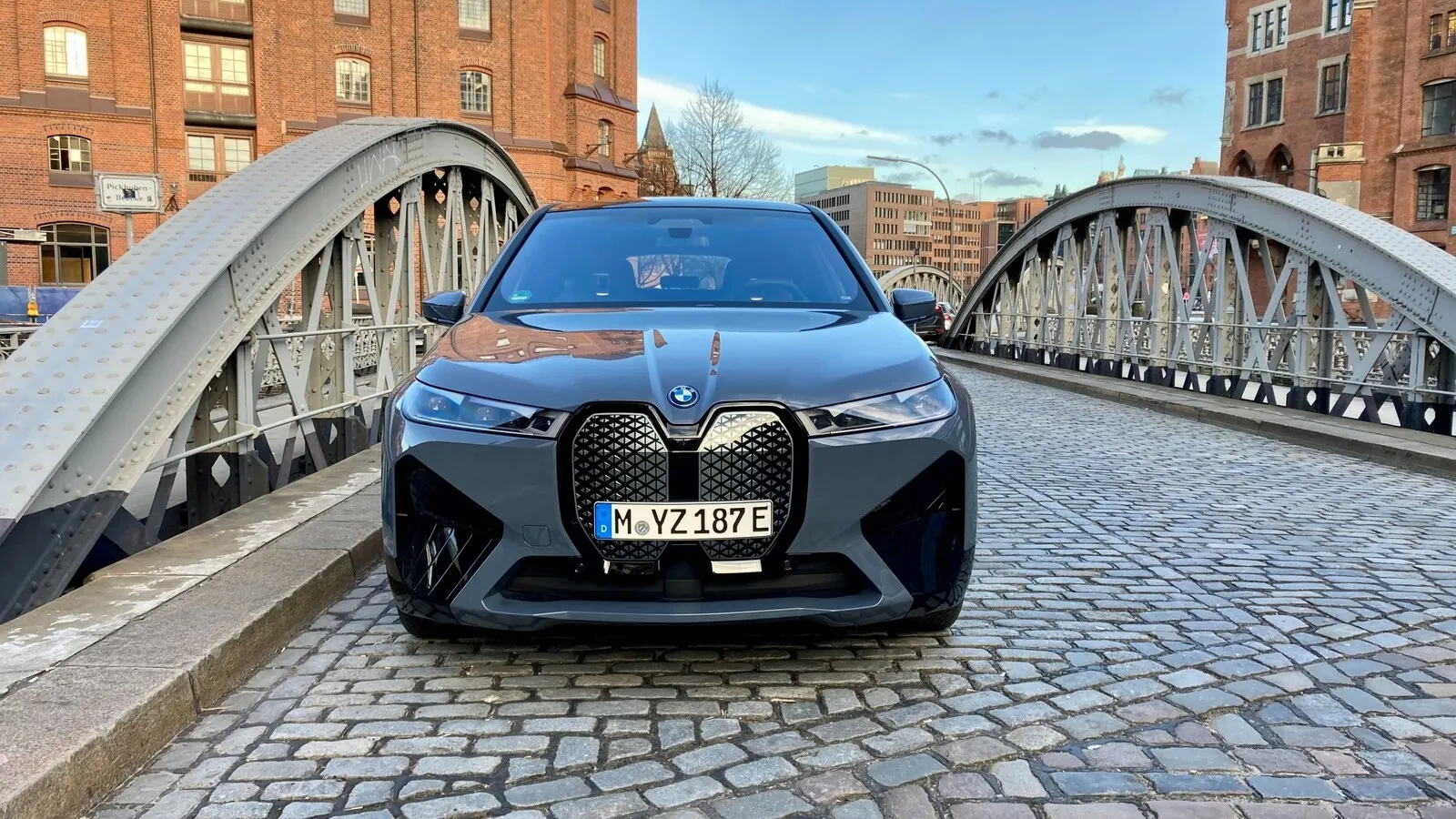 Große vertikale Niere am BMW iX, dazu klar gezeichnete Scheinwerfer.