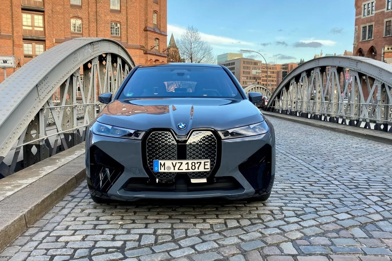 Große vertikale Niere am BMW iX, dazu klar gezeichnete Scheinwerfer.