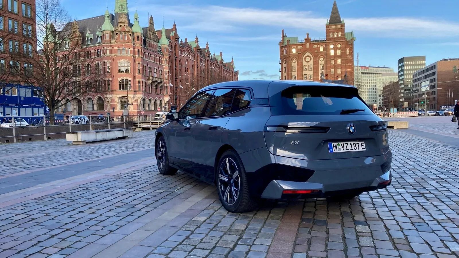 Mit seiner weit umlaufenden Heckklappe weckt das iX-Heck Assoziationen an Audi-SUVs.