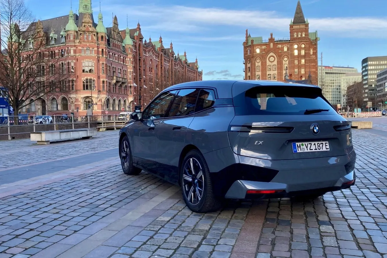 Mit seiner weit umlaufenden Heckklappe weckt das iX-Heck Assoziationen an Audi-SUVs.