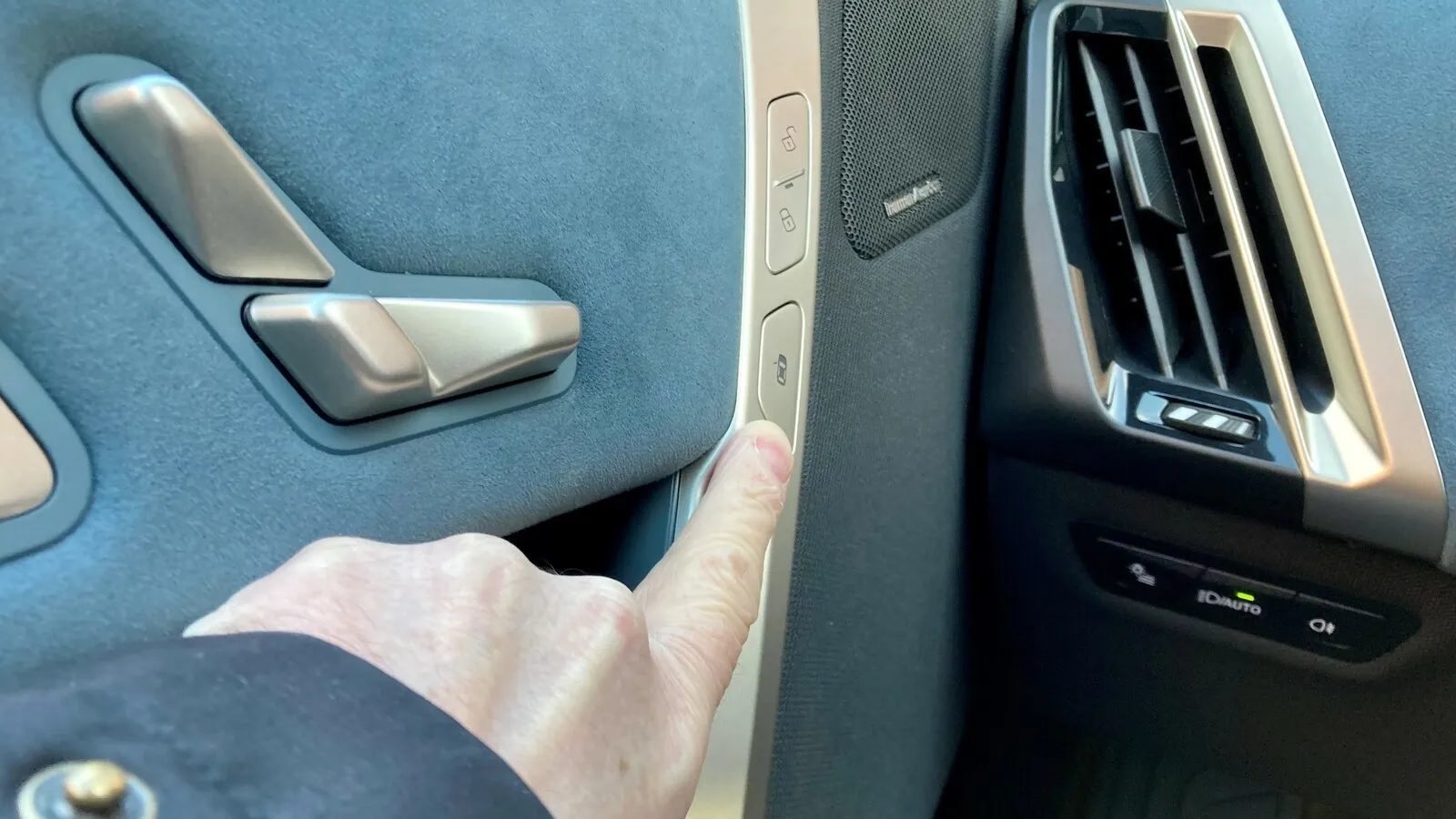 Viel Elektronik im großen Elektro-SUV von BMW: Auch die Türöffnung innen erfolgt auf Knopfdruck.