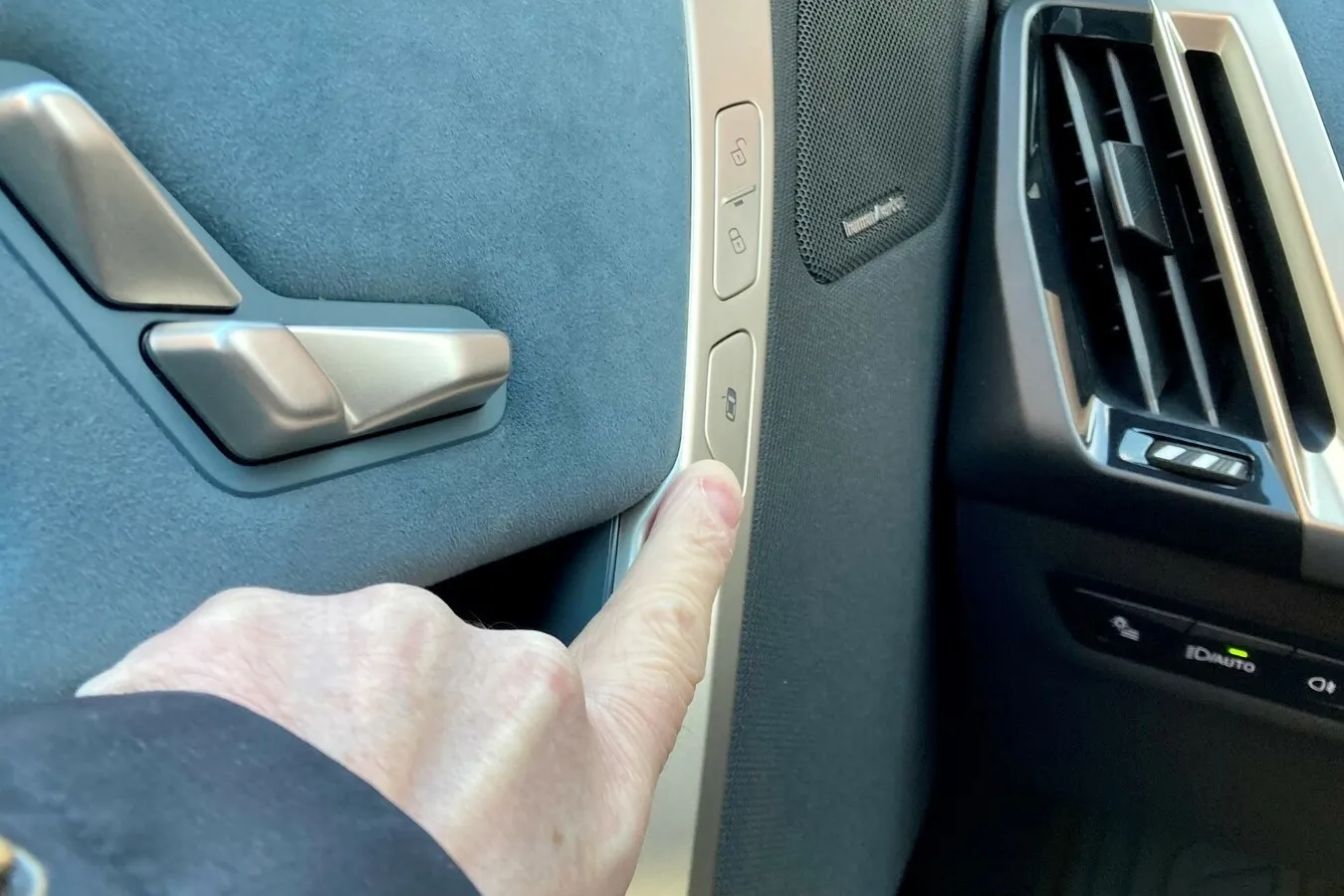 Viel Elektronik im großen Elektro-SUV von BMW: Auch die Türöffnung innen erfolgt auf Knopfdruck.