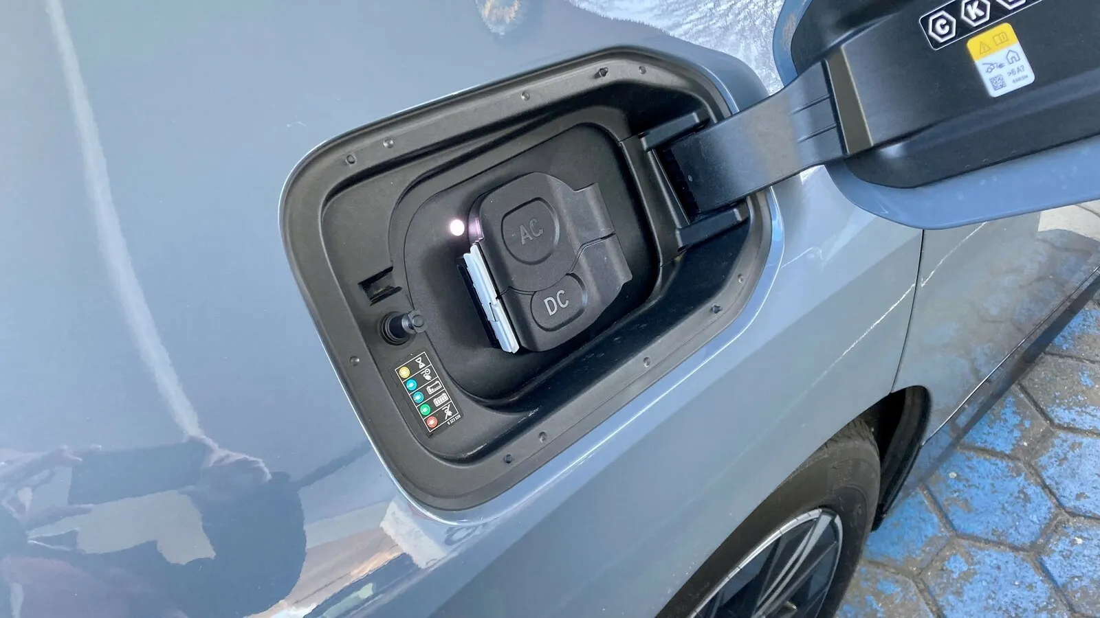 Zusätzlicher Schutz der Ladebuchsen im BMW iX.