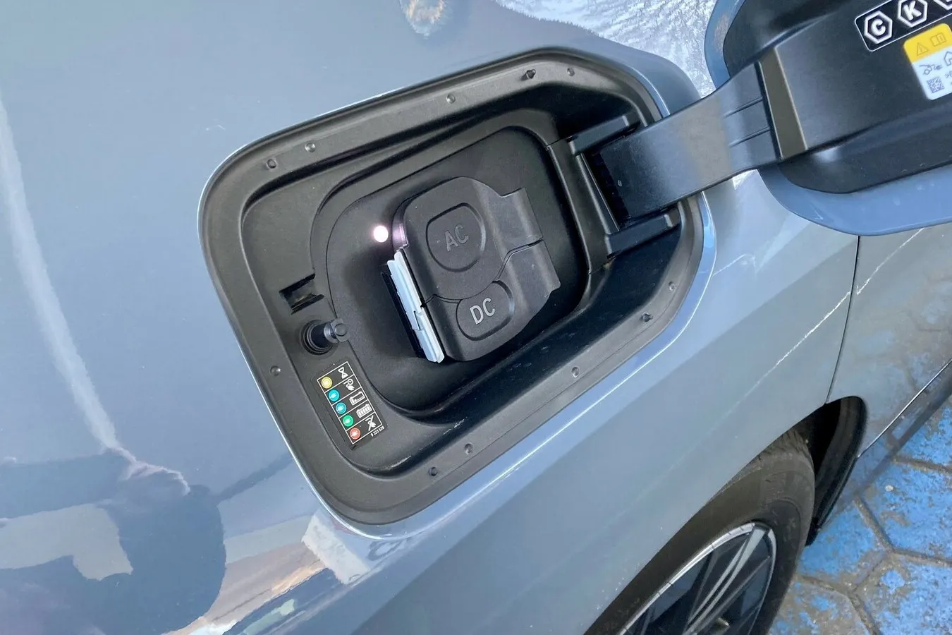 Zusätzlicher Schutz der Ladebuchsen im BMW iX.