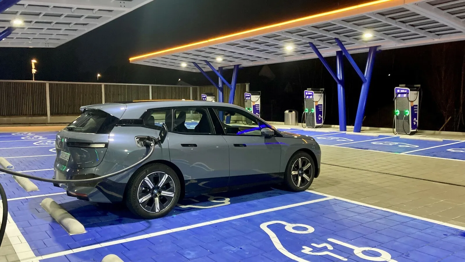 Mit bis zu 195 kW lädt der BMW iX xDrive 50, in der Praxis kamen wir trotz winterlicher Temperaturen nah an diesen Wert.