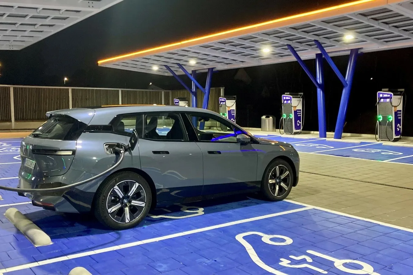 Mit bis zu 195 kW lädt der BMW iX xDrive 50, in der Praxis kamen wir trotz winterlicher Temperaturen nah an diesen Wert.