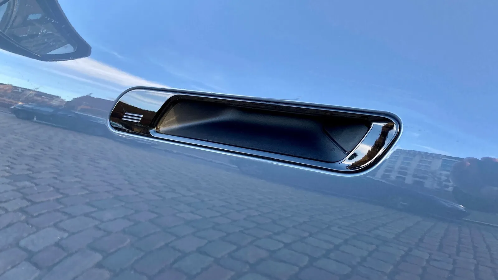 Versenkte, aber ergonomisch überzeugende  Türgriffe im BMW iX.