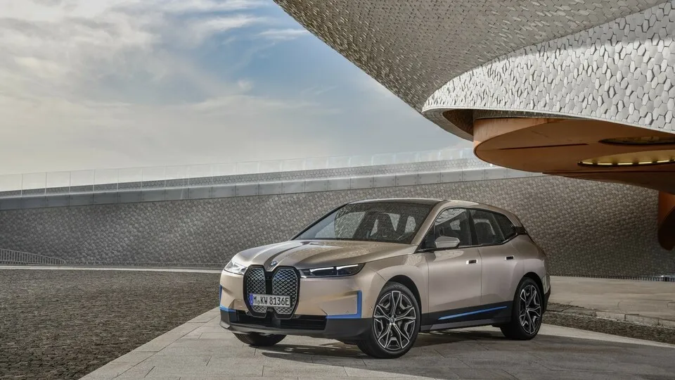 BMW fährt den neuen iX ins Rampenlicht