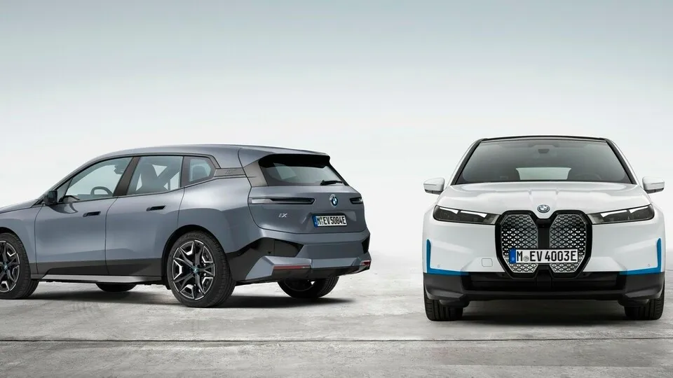 BMW schickt den iX in zwei Varianten ins Rennen
