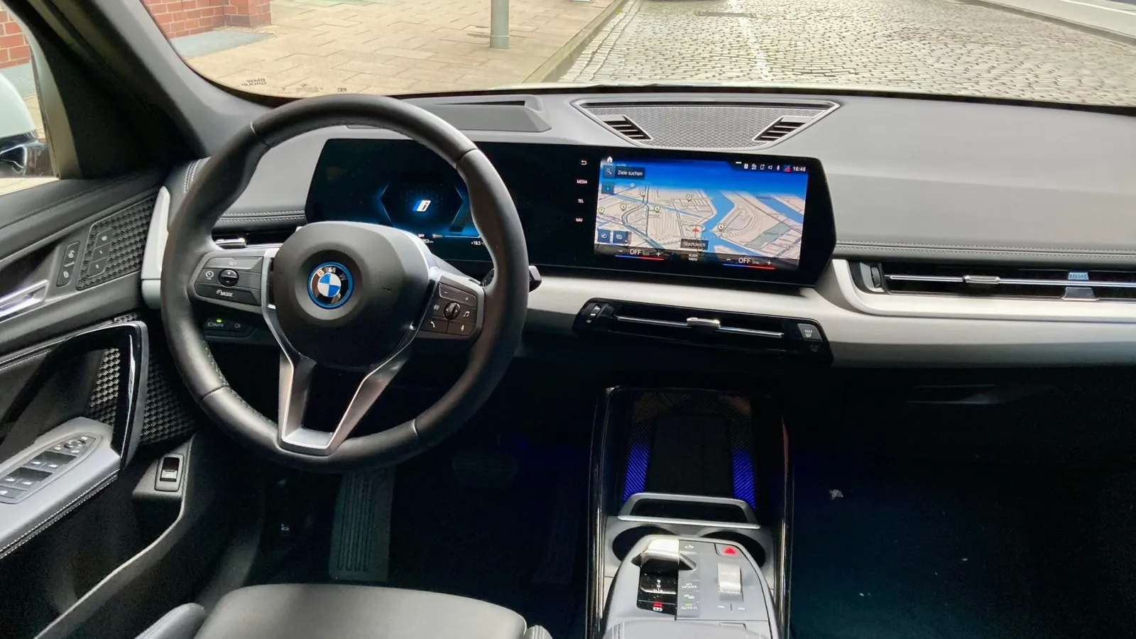 Zum Fahrer geneigtes „BMW Curved Display“ mit 10,25-Zoll-Digitalinstrumenten und 10,7-Zoll-Touchscreen unter gemeinsamem Deckglas. Bei der Materialqualität kann BMW an der einen oder anderen Stelle eine Schippe drauf legen.