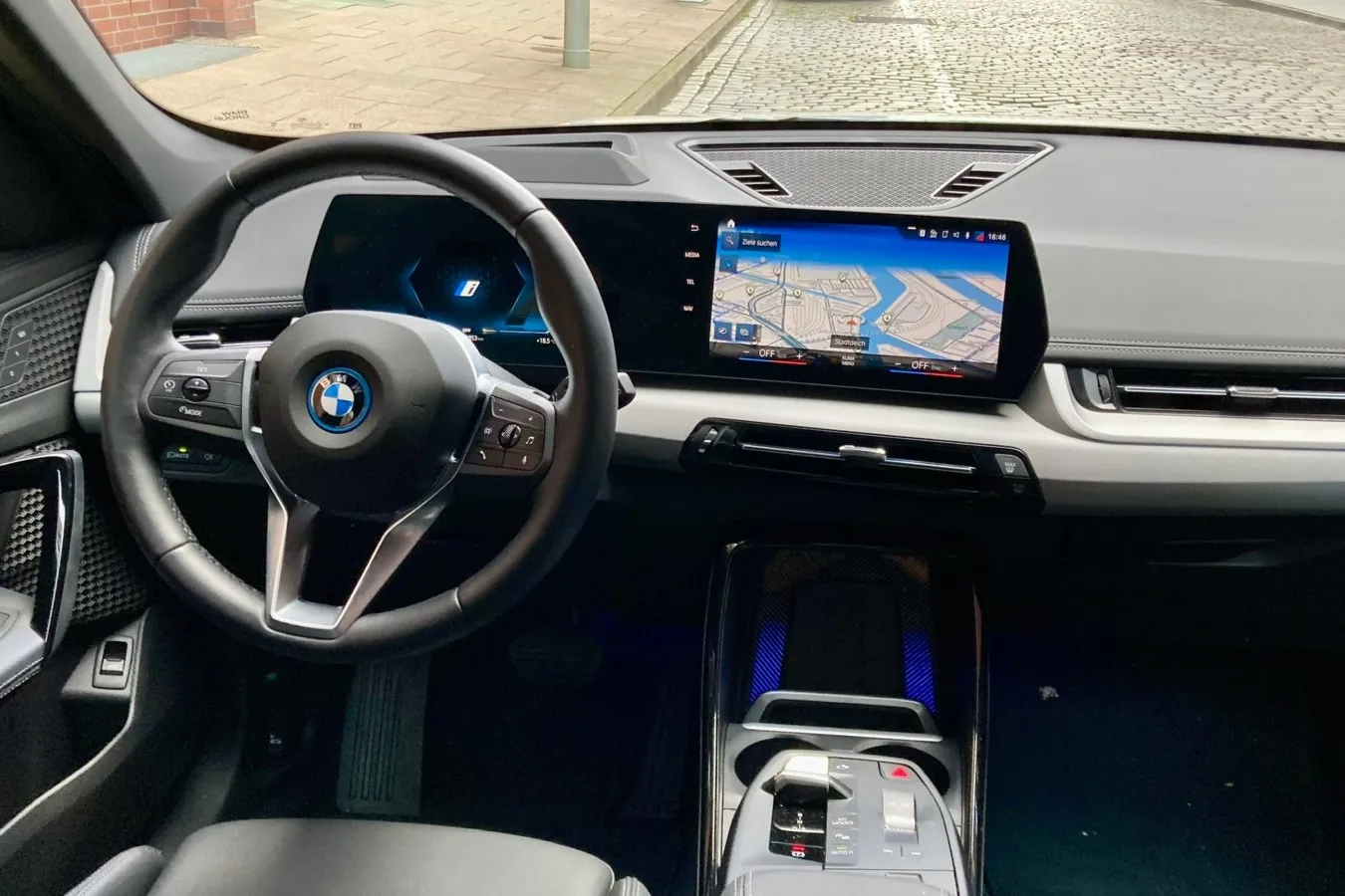 Zum Fahrer geneigtes „BMW Curved Display“ mit 10,25-Zoll-Digitalinstrumenten und 10,7-Zoll-Touchscreen unter gemeinsamem Deckglas. Bei der Materialqualität kann BMW an der einen oder anderen Stelle eine Schippe drauf legen.