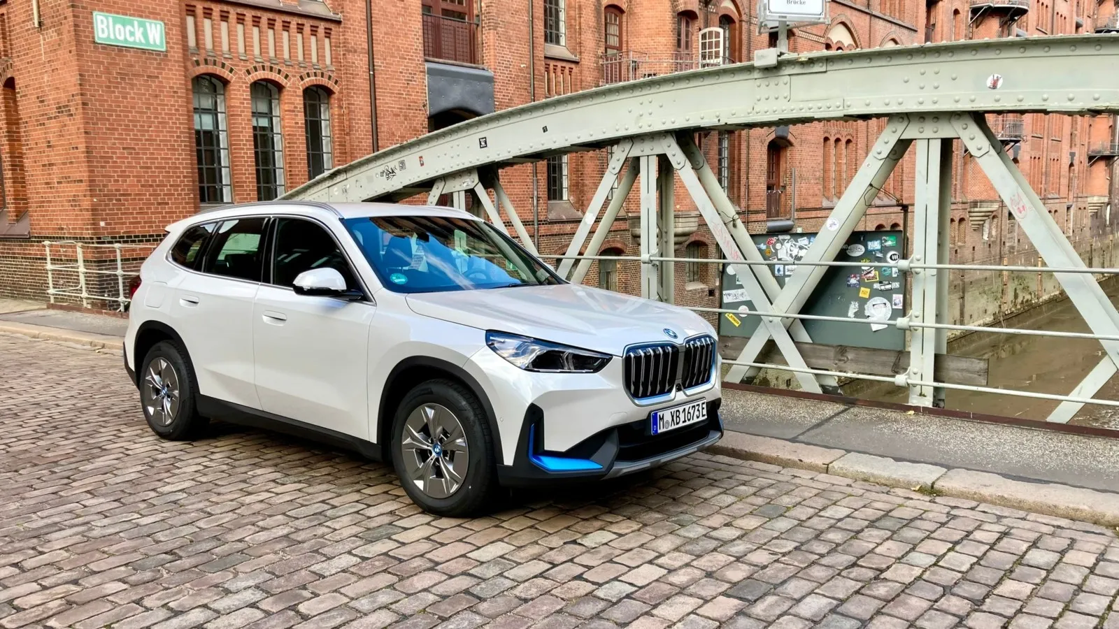 Deutlich kantiger als der alte X1: Auch der vollelektrische iX1 trägt das normale Design von BMWs Kompakt-SUV.