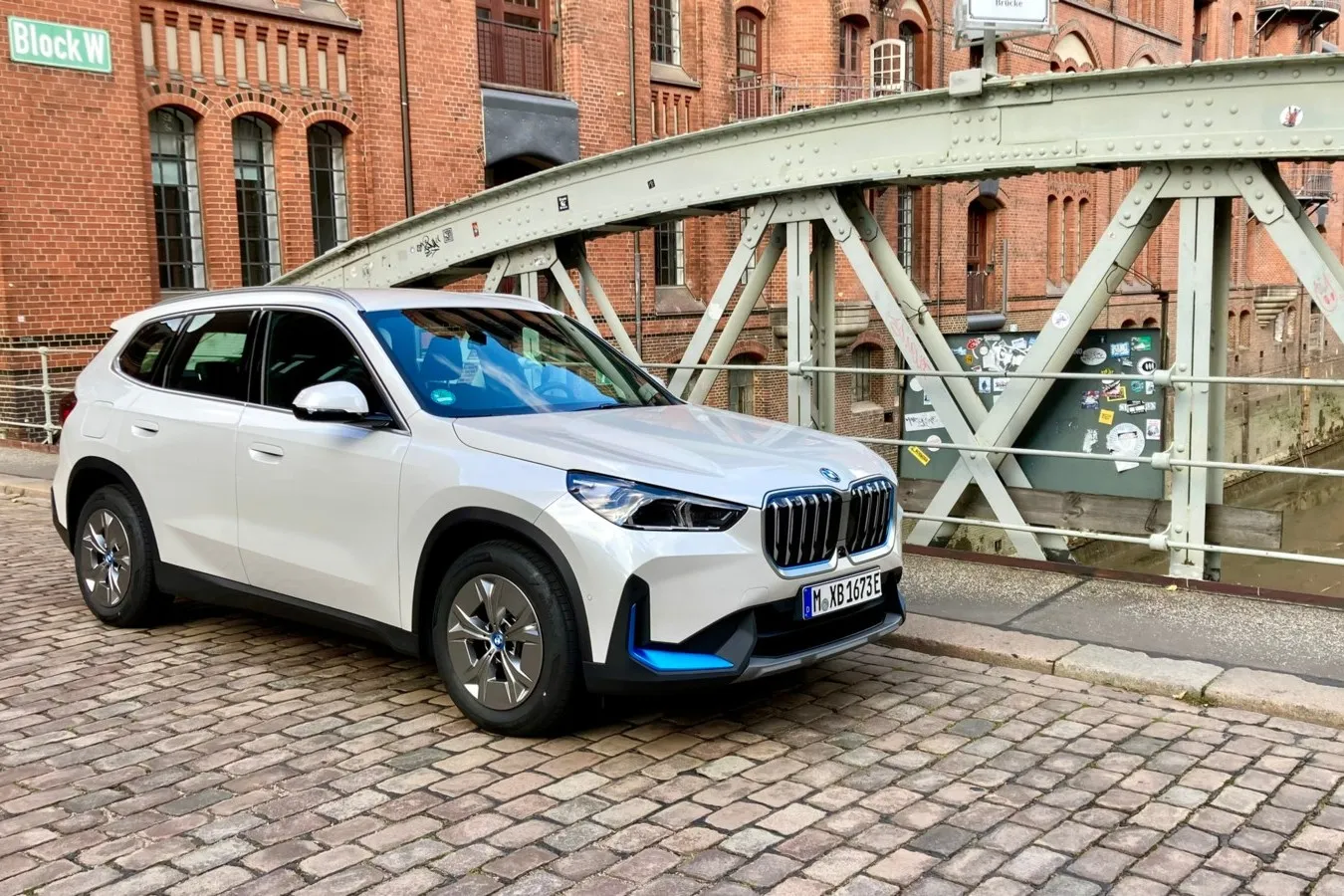 Deutlich kantiger als der alte X1: Auch der vollelektrische iX1 trägt das normale Design von BMWs Kompakt-SUV.