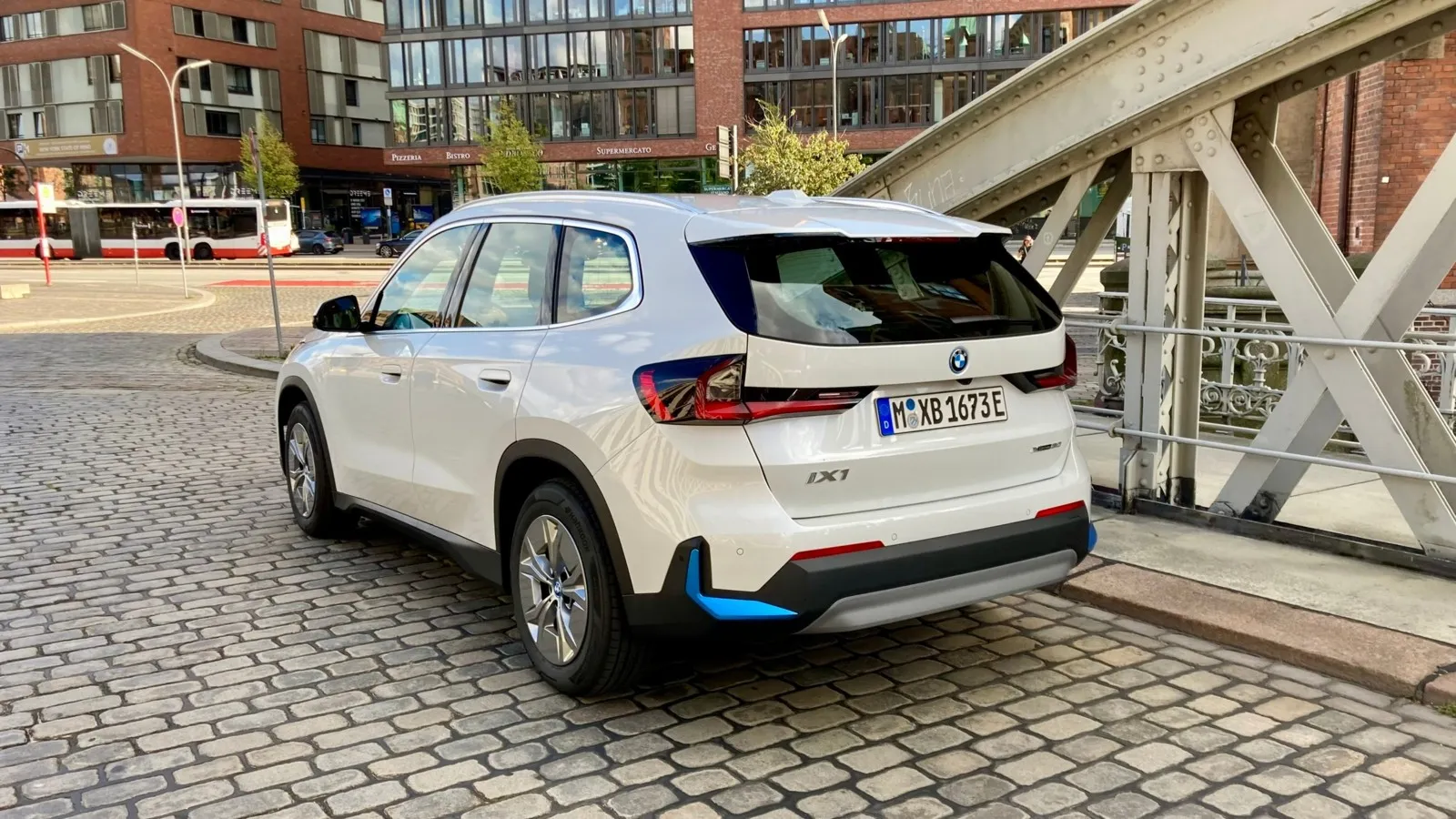 Nix Coupé: Der iX1 kommt mit Kombi-Heck. Wer mehr Dynamik im Design sucht, für den gibt es auch künftig den X2 oder erstmals auch den vollelektrischen iX2.