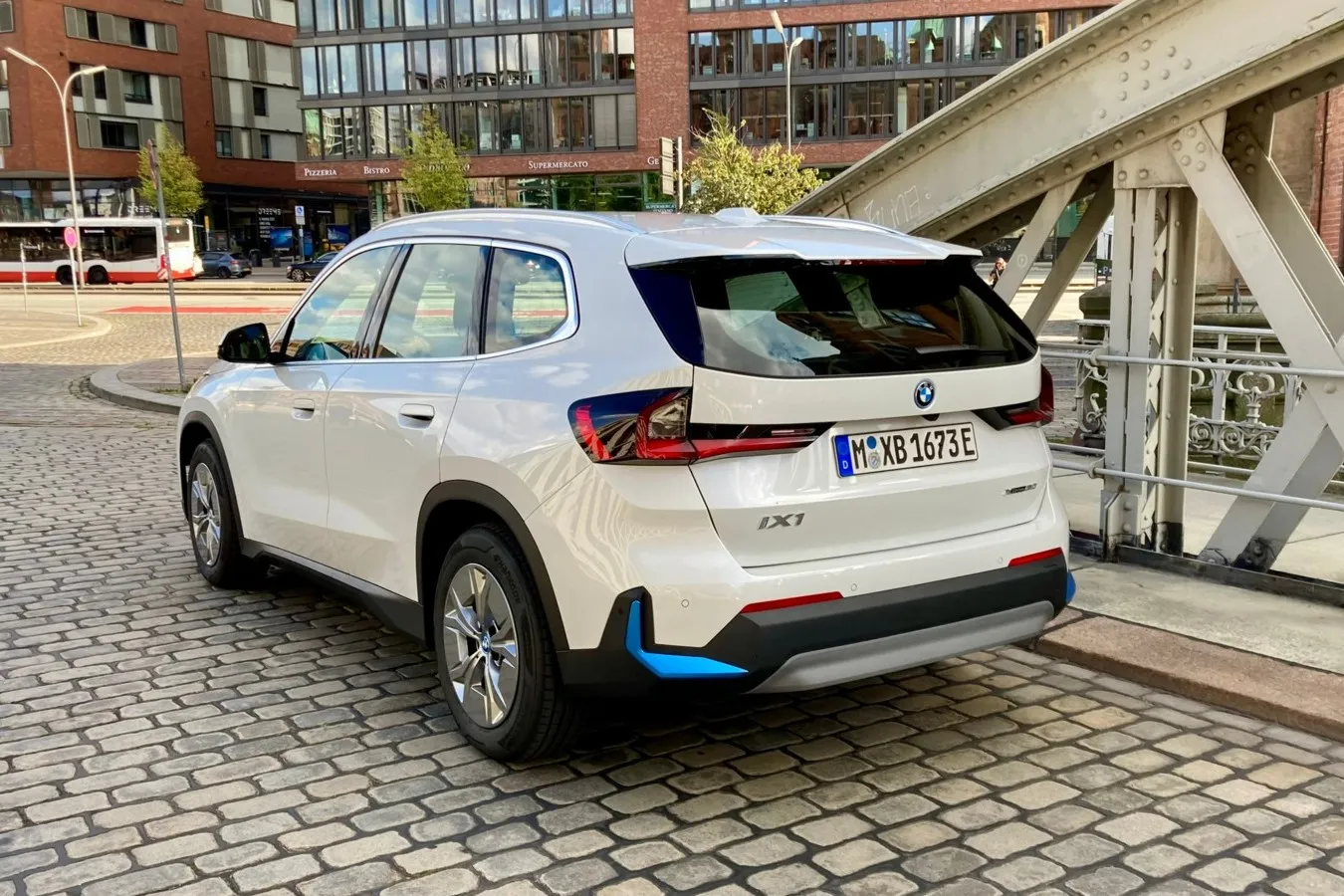 Nix Coupé: Der iX1 kommt mit Kombi-Heck. Wer mehr Dynamik im Design sucht, für den gibt es auch künftig den X2 oder erstmals auch den vollelektrischen iX2.