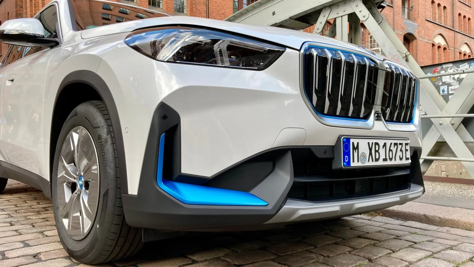 … und farbliche Akzente in Blau weisen darauf hin, dass der iX1 einen Elektromotor unter der Haube trägt.