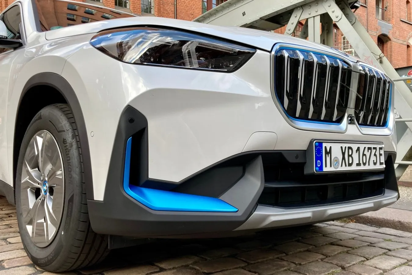 … und farbliche Akzente in Blau weisen darauf hin, dass der iX1 einen Elektromotor unter der Haube trägt.