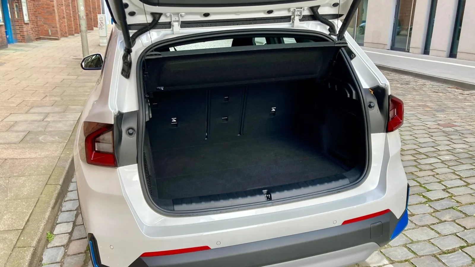 Schon die 490 Liter Kofferraumvolumen im Standardformat des iX1 sind reisetauglich. Die elektrische Heckklappe ist Serie.