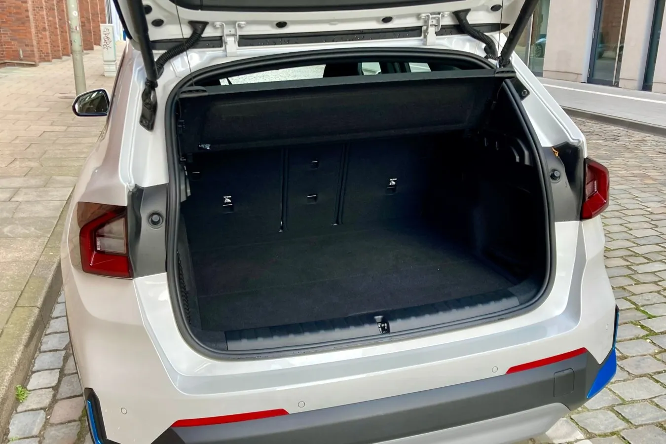 Schon die 490 Liter Kofferraumvolumen im Standardformat des iX1 sind reisetauglich. Die elektrische Heckklappe ist Serie.