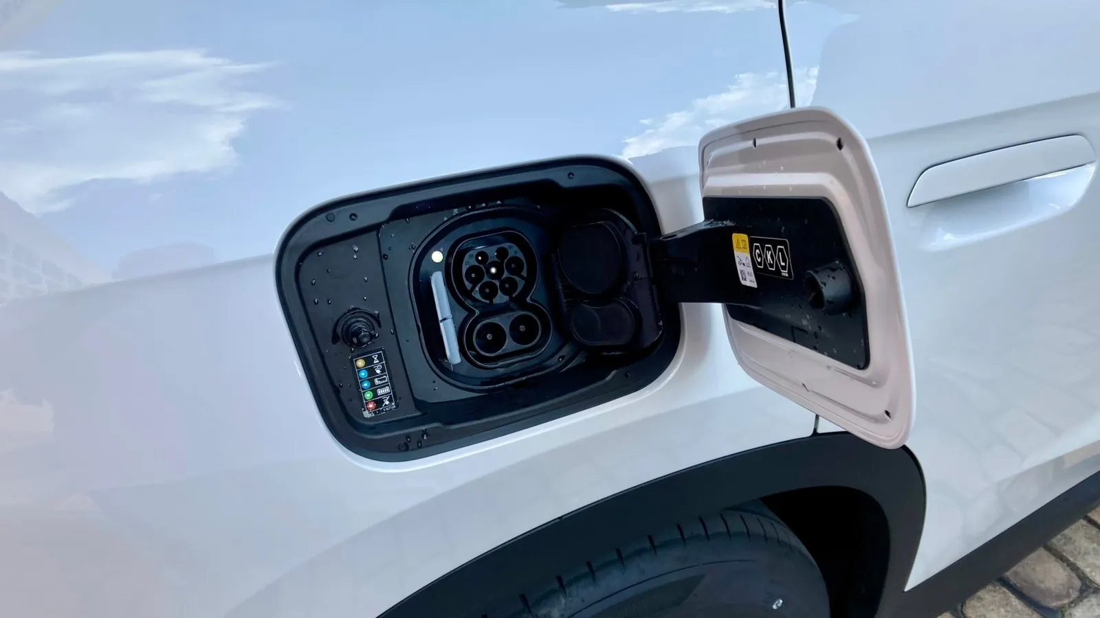Mit 11 kW lädt der BMW iX1 serienmäßig an der AC-Säule. Gut: Optionale gibt es auch 22 kW.