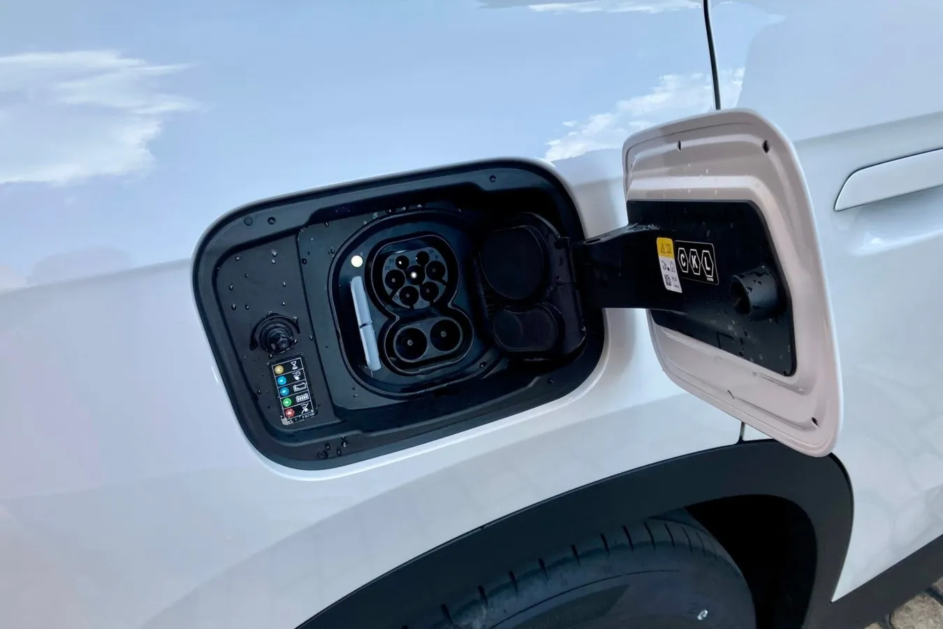 Mit 11 kW lädt der BMW iX1 serienmäßig an der AC-Säule. Gut: Optionale gibt es auch 22 kW.