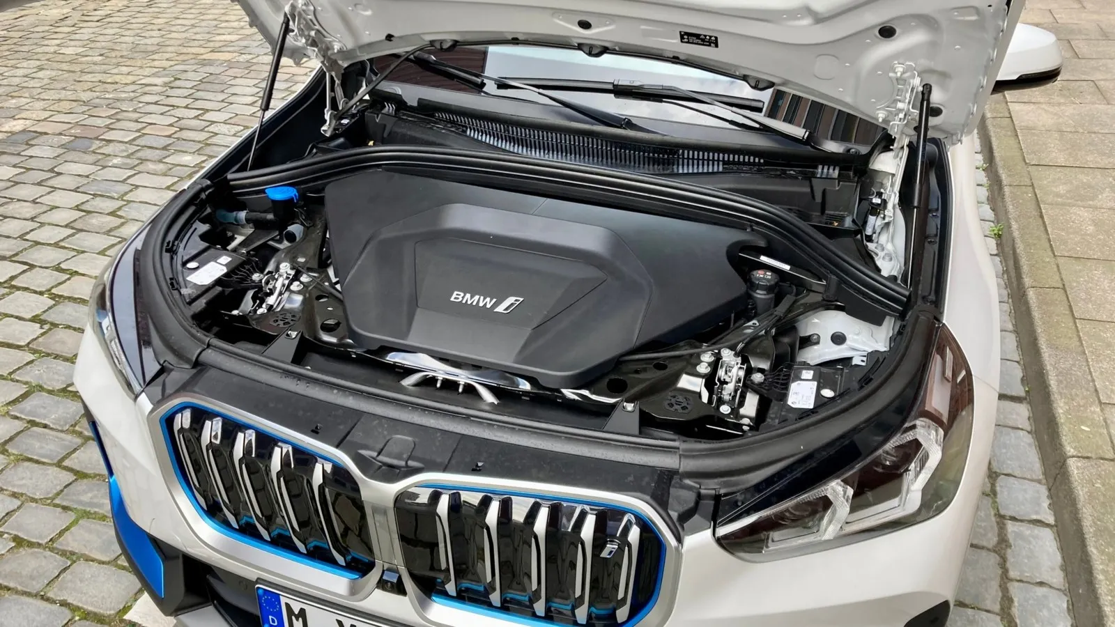 … denn einen Frunk spendiert BMW dem iX1 nicht.