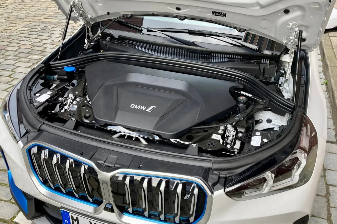 … denn einen Frunk spendiert BMW dem iX1 nicht.