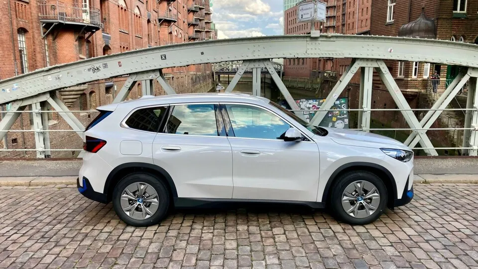 BMW iX1 xDrive 30: Den Elektroantrieb sieht man dem Kompakt-SUV im Vergleich zu seinen konventionell bvetriebenen X1-Geschwistern nicht an.
