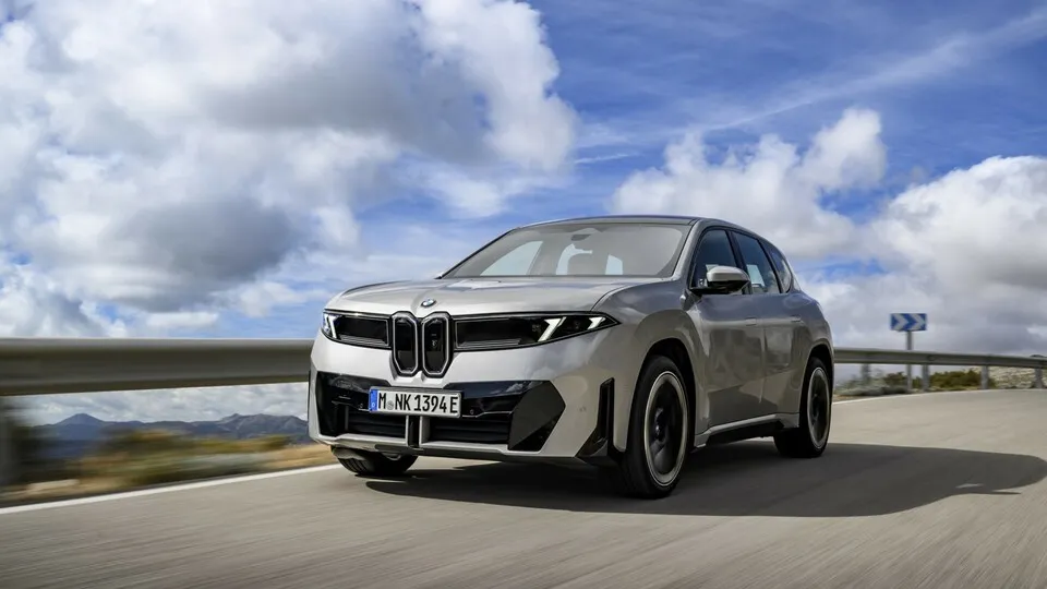 Der BMW iX3 startet nun oberhalb von 70.000 Euro.