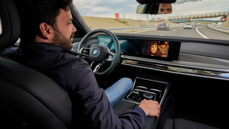 Neue Hands-free-Funktion ermöglicht Nebentätigkeiten während der Fahrt bis 60km/h.