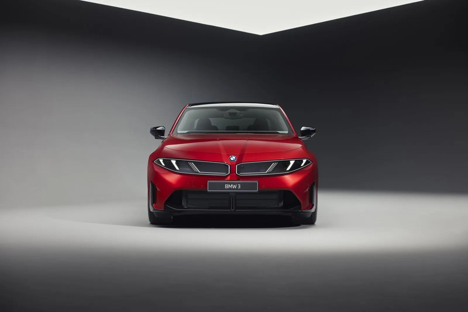 Beim neuen BMW 3er gehen Niere und Scheinwerfer optisch nahezu nahtlos ineinander über.