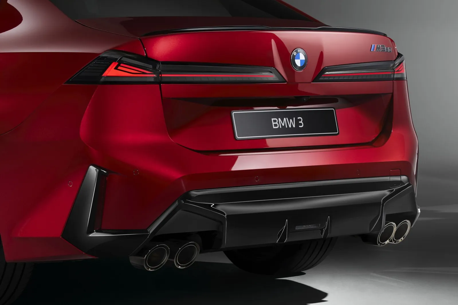 BMW 3er: Die Heckleuchten sind schmal gezeichnet und ziehen sich fast bis in die Mitte der Kofferraumklappe.