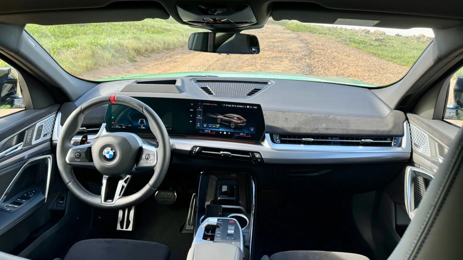 Das „Curved Display“ mit Digitalinstrumenten und Touchscreen in einer Einheit gibt es jetzt auch im X2 und iX2.