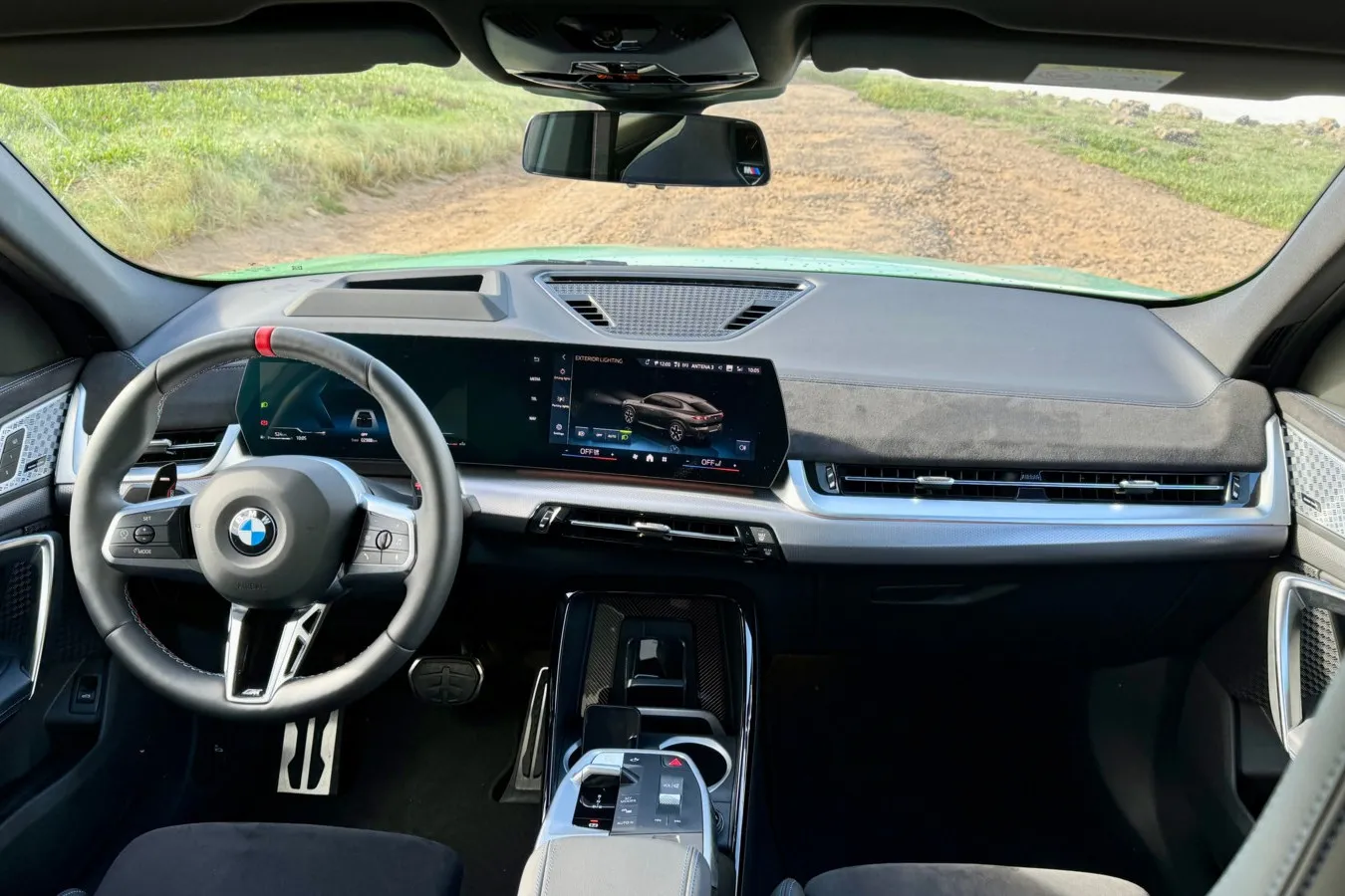 Das „Curved Display“ mit Digitalinstrumenten und Touchscreen in einer Einheit gibt es jetzt auch im X2 und iX2.