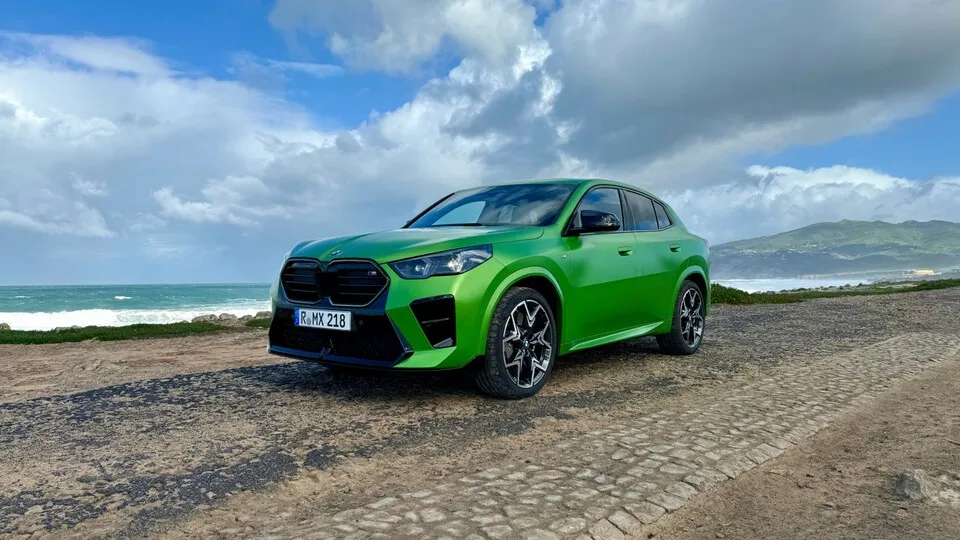 Neuer BMW X2: Erstmals ist das kompakte SUV-Coupé unter dem Namen iX2 auch vollelektrisch zu haben.
