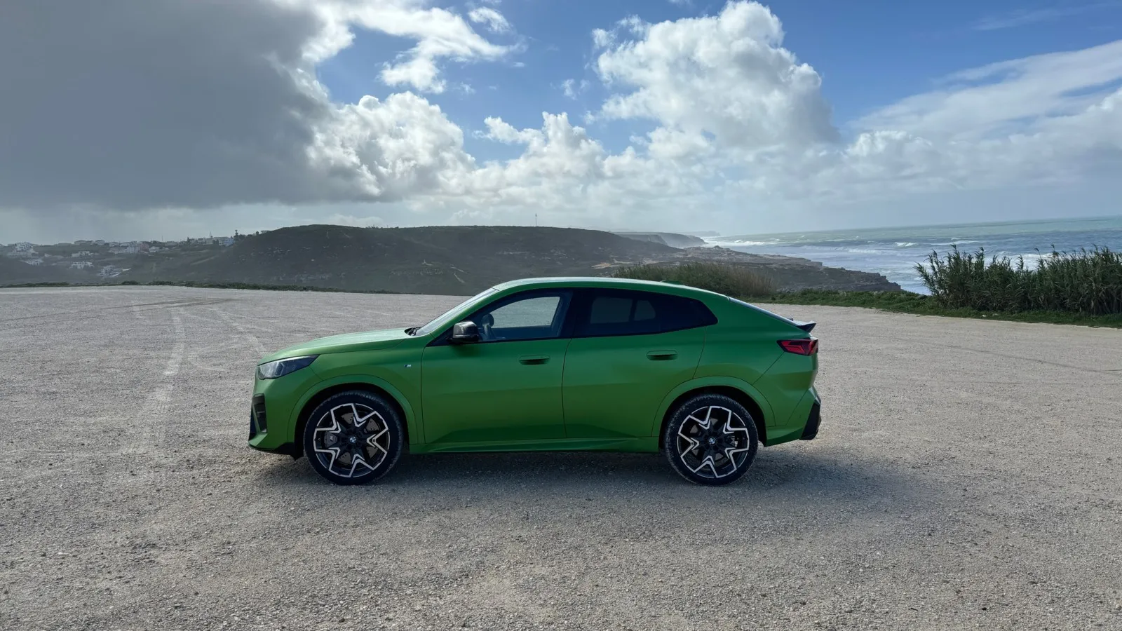 Die Seitenlinie erinnert jetzt stark an die größeren SUV-Coupés aus dem Hause BMW, den X4 und den X6.