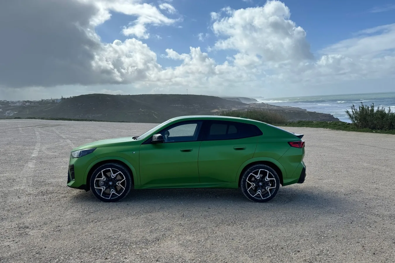 Die Seitenlinie erinnert jetzt stark an die größeren SUV-Coupés aus dem Hause BMW, den X4 und den X6.
