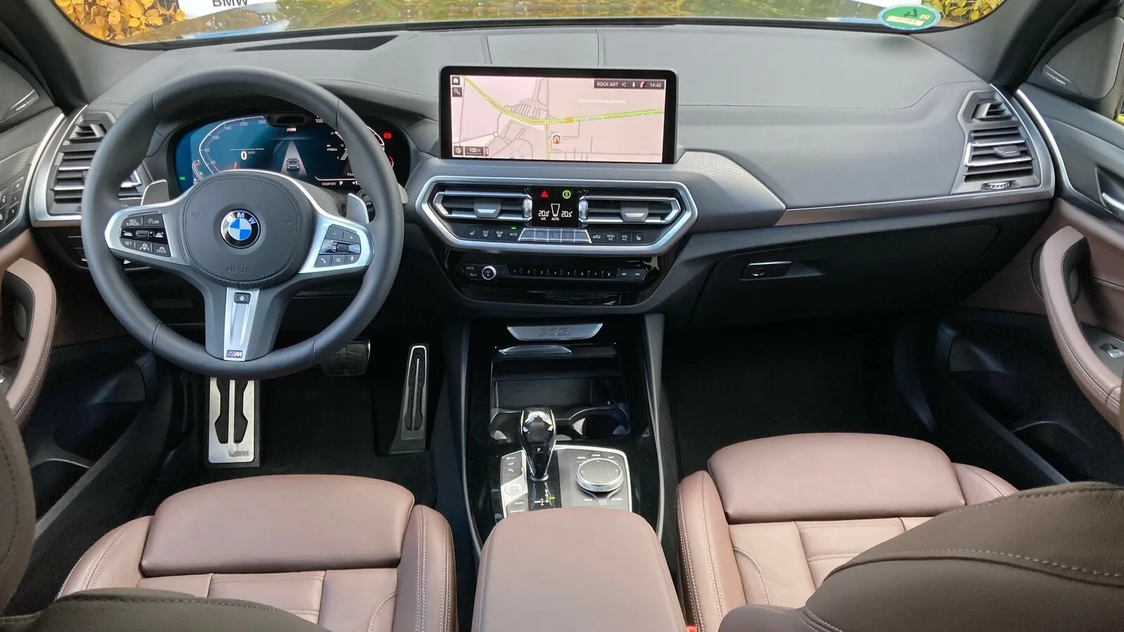 Neue Mittelkonsole im BMW X3. Ein 10,25-Zoll-Touchscreen ist immer Serie, optional gibt es 12,3 Zoll. Dann sind auch gleich große Digitalinstrumente an Bord.