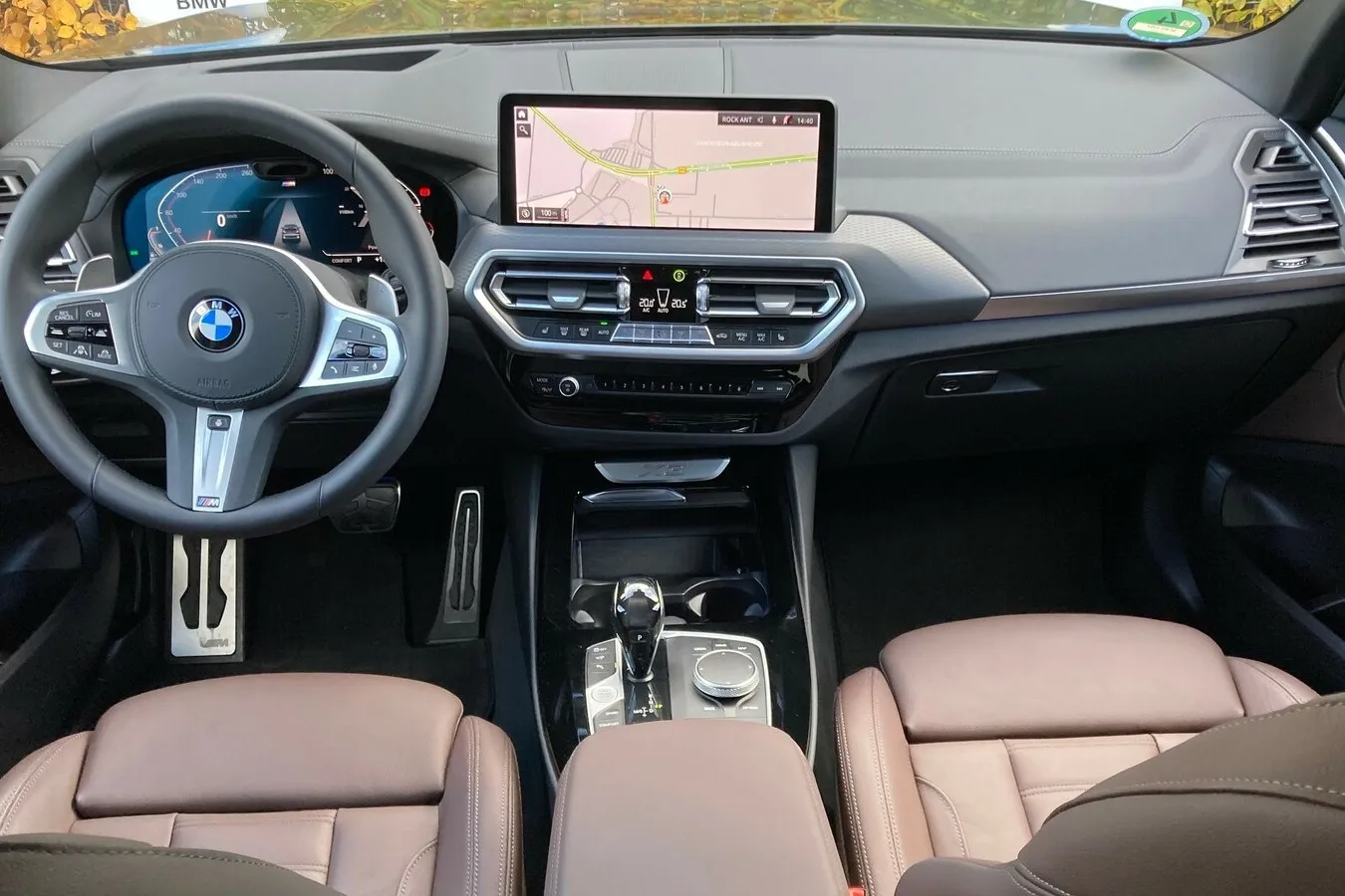 Neue Mittelkonsole im BMW X3. Ein 10,25-Zoll-Touchscreen ist immer Serie, optional gibt es 12,3 Zoll. Dann sind auch gleich große Digitalinstrumente an Bord.
