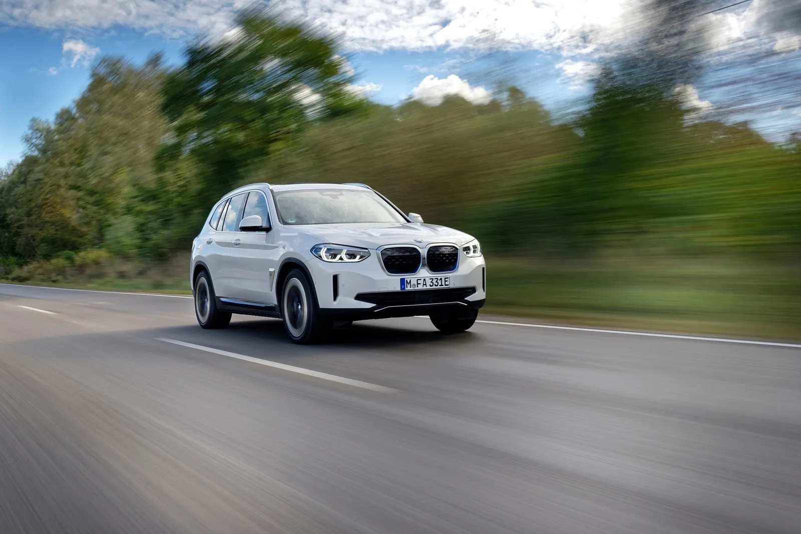 BMW iX3: Dicht hinter seinem Markenbruder kann sich der BMW ix3 mit Wartungskosten von 1.262 Euro den Bronzeplatz im Ranking sichern.