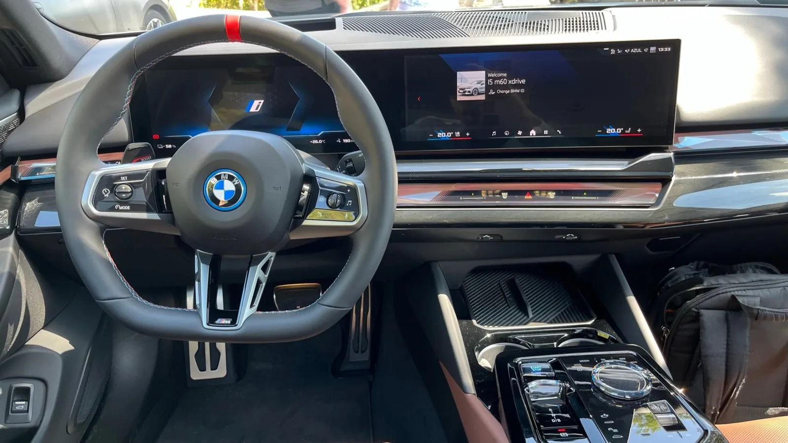 BMW setzt auf mehr Digitalisierung und weniger analoge, haptische Tasten und Schalter. Im 5er und im i5 wird das durch das sogenannte Curved Display mit 12,3-Zoll-Digitalinstrumenten und 14,9-Zoll-Touchscreen deutlich. Den Schaltknauf ersetzt ein Joystick.