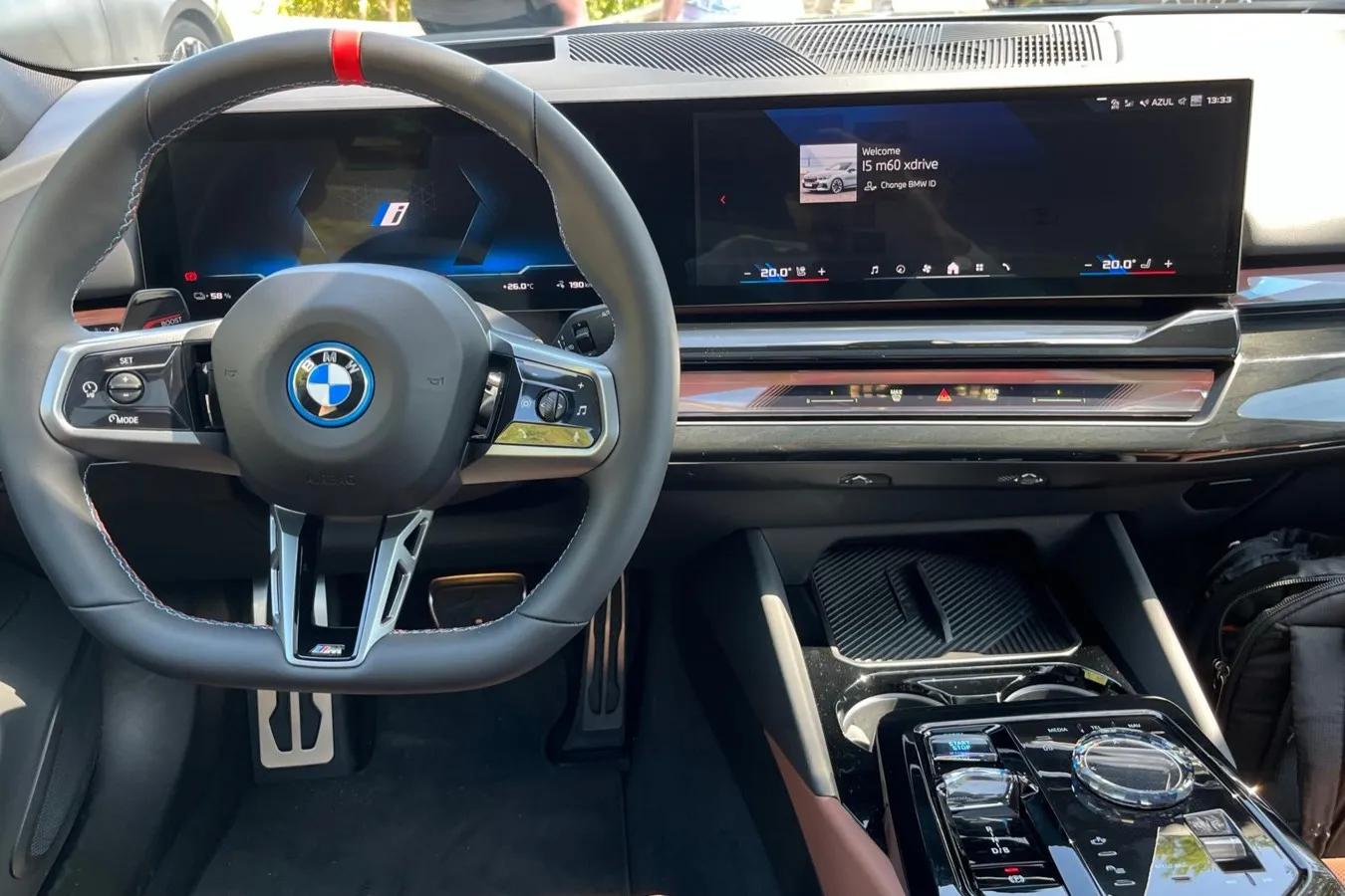 BMW setzt auf mehr Digitalisierung und weniger analoge, haptische Tasten und Schalter. Im 5er und im i5 wird das durch das sogenannte Curved Display mit 12,3-Zoll-Digitalinstrumenten und 14,9-Zoll-Touchscreen deutlich. Den Schaltknauf ersetzt ein Joystick.