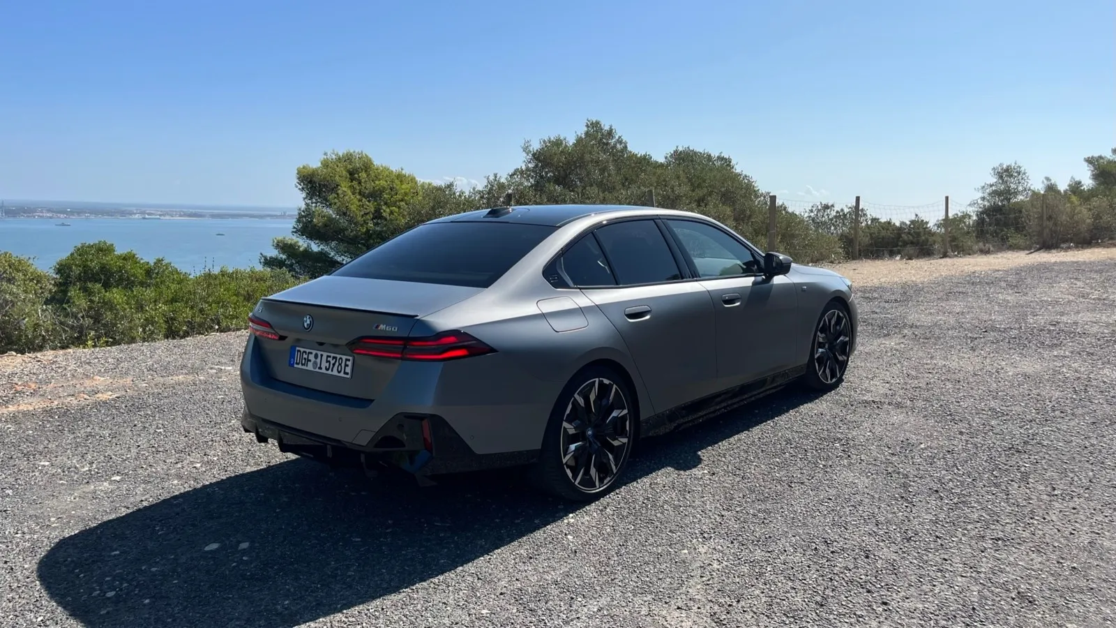 Die schmalen Heckleuchten des BMW i5 verjüngen sich und laufen spitz in Richtung Fahrzeugmitte zusammen. Typisch BMW: der angedeutete Hofmeister-Knick in der C-Säule.