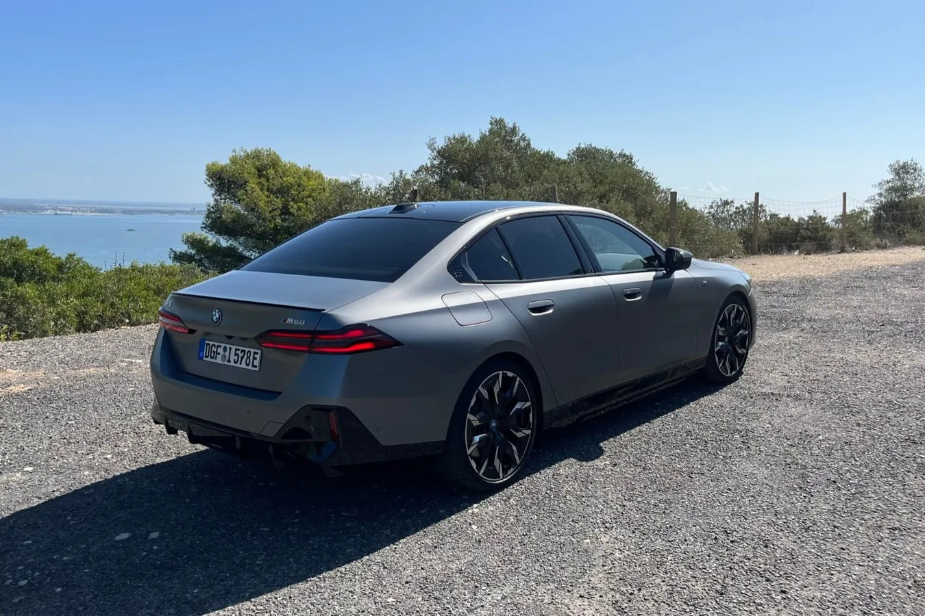 Die schmalen Heckleuchten des BMW i5 verjüngen sich und laufen spitz in Richtung Fahrzeugmitte zusammen. Typisch BMW: der angedeutete Hofmeister-Knick in der C-Säule.