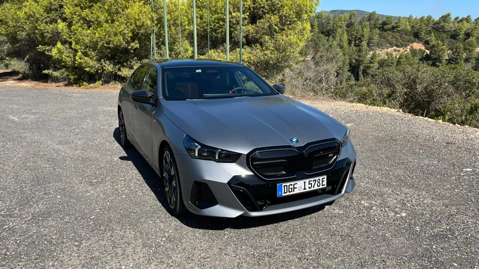 Der erste vollelektrische 5er kommt als i5 eDrive 40 und mit deutlich mehr PS als i5 M60 xDrive auf die Straßen.
